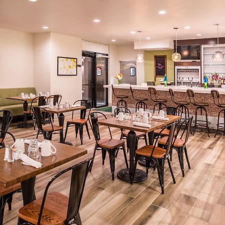 Holiday Inn And Suites Addison By Ihg Exterior foto