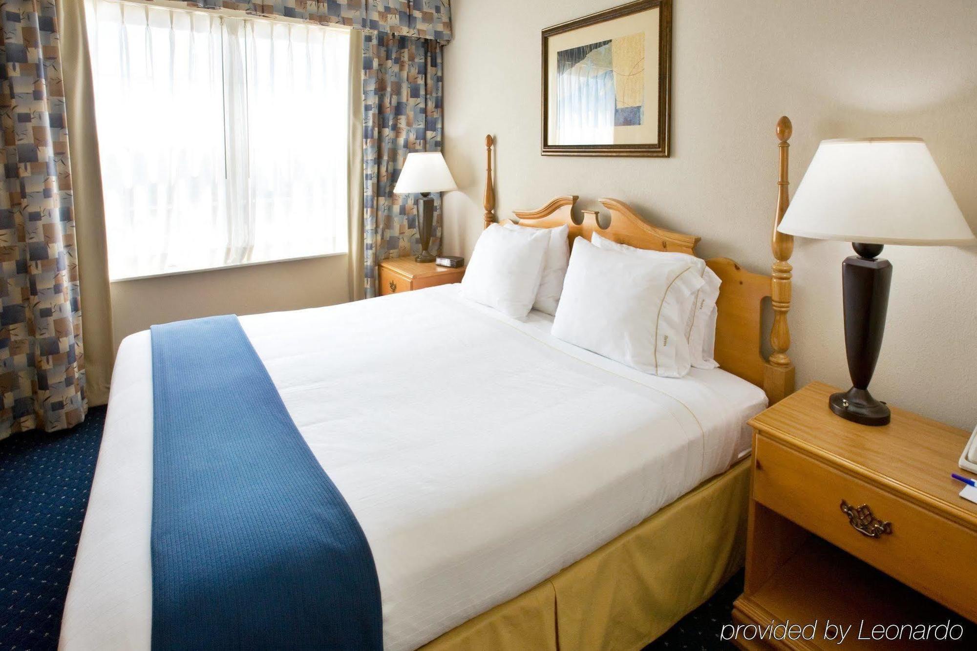 Holiday Inn And Suites Addison By Ihg Habitación foto
